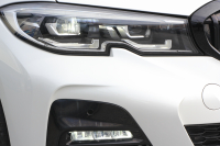 BMW 3シリーズ 320i Mｽﾎﾟｰﾂ ﾃﾞﾋﾞｭｰP ｺﾝﾌｫｰﾄP 真珠色 ﾋｰﾀｰ黒革 専用ﾌﾞﾙｰｽﾃｯﾁ 19AW 追従ACC Mﾊﾟﾌｫｰﾏﾝｽﾘｯﾌﾟｽﾎﾟｲﾗｰ&ﾌﾞﾗｯｸｸﾞﾘﾙ ｽﾃｱﾘﾝｸﾞｻﾎﾟｰﾄ LEDﾍｯﾄﾞﾗｲﾄ 電動ﾄﾗﾝｸ ｱｯﾌﾟﾙｶｰﾌﾟﾚｲ ﾀｯﾁ画面HDDﾅﾋﾞﾜｲﾔﾚｽ充電 Pｱｼｽﾄ 2年保証