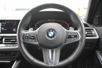 BMW 3シリーズ 320i Mｽﾎﾟｰﾂ ｺﾝﾌｫｰﾄP ｼｰﾄﾋｰﾀｰ ｵﾌﾟｼｮﾝ19AW 追従ACC ｽﾃｱﾘﾝｸﾞｻﾎﾟｰﾄ BMWﾗｲﾌﾞｺｯｸﾋﾟｯﾄﾞLEDﾍｯﾄﾞﾗｲﾄ ｵｰﾄﾊｲﾋﾞｰﾑ ﾜｲﾔﾚｽ充電 ﾊｰﾌﾚｻﾞｰ電動ｼｰﾄ 電動ﾄﾗﾝｸ 3ｿﾞｰﾝｴｱｺﾝ ｱｯﾌﾟﾙｶｰﾌﾟﾚｲ ﾀｯﾁ画面HDDﾅﾋﾞ2年保証