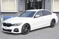 BMW 3シリーズ 320i Mｽﾎﾟｰﾂ ｺﾝﾌｫｰﾄP ｼｰﾄﾋｰﾀｰ ｵﾌﾟｼｮﾝ19AW 追従ACC ｽﾃｱﾘﾝｸﾞｻﾎﾟｰﾄ BMWﾗｲﾌﾞｺｯｸﾋﾟｯﾄﾞLEDﾍｯﾄﾞﾗｲﾄ ｵｰﾄﾊｲﾋﾞｰﾑ ﾜｲﾔﾚｽ充電 ﾊｰﾌﾚｻﾞｰ電動ｼｰﾄ 電動ﾄﾗﾝｸ 3ｿﾞｰﾝｴｱｺﾝ ｱｯﾌﾟﾙｶｰﾌﾟﾚｲ ﾀｯﾁ画面HDDﾅﾋﾞ2年保証