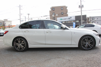 BMW 3シリーズ 320i Mｽﾎﾟｰﾂ ｺﾝﾌｫｰﾄP ｼｰﾄﾋｰﾀｰ ｵﾌﾟｼｮﾝ19AW 追従ACC ｽﾃｱﾘﾝｸﾞｻﾎﾟｰﾄ BMWﾗｲﾌﾞｺｯｸﾋﾟｯﾄﾞLEDﾍｯﾄﾞﾗｲﾄ ｵｰﾄﾊｲﾋﾞｰﾑ ﾜｲﾔﾚｽ充電 ﾊｰﾌﾚｻﾞｰ電動ｼｰﾄ 電動ﾄﾗﾝｸ 3ｿﾞｰﾝｴｱｺﾝ ｱｯﾌﾟﾙｶｰﾌﾟﾚｲ ﾀｯﾁ画面HDDﾅﾋﾞ2年保証