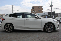 BMW 1シリーズ M135i Xdrive ﾃﾞﾋﾞｭｰP ｺﾝﾌｫｰﾄP 4WD 306馬力 Mｽﾎﾟｰﾂｼｰﾄ ｱﾀﾞﾌﾟﾃｨﾌﾞｻｽ Mｼｰﾄﾍﾞﾙﾄ ｼｰﾄﾋｰﾀｰ BMWﾗｲﾌﾞｺｯｸﾋﾟｯﾄ 追従ACC 電動ﾄﾗﾝｸ ｱｯﾌﾟﾙｶｰﾌﾟﾚｲ 純正HDDﾅﾋﾞPｱｼｽﾄ LEDﾍｯﾄﾞﾗｲﾄ ﾚｰﾝC警告 衝突軽減ﾌﾞﾚｰｷ 2年保証