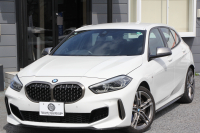 BMW 1シリーズ M135i Xdrive ﾃﾞﾋﾞｭｰP ｺﾝﾌｫｰﾄP 4WD 306馬力 Mｽﾎﾟｰﾂｼｰﾄ ｱﾀﾞﾌﾟﾃｨﾌﾞｻｽ Mｼｰﾄﾍﾞﾙﾄ ｼｰﾄﾋｰﾀｰ BMWﾗｲﾌﾞｺｯｸﾋﾟｯﾄ 追従ACC 電動ﾄﾗﾝｸ ｱｯﾌﾟﾙｶｰﾌﾟﾚｲ 純正HDDﾅﾋﾞPｱｼｽﾄ LEDﾍｯﾄﾞﾗｲﾄ ﾚｰﾝC警告 衝突軽減ﾌﾞﾚｰｷ 2年保証