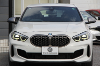 BMW 1シリーズ M135i Xdrive ﾃﾞﾋﾞｭｰP ｺﾝﾌｫｰﾄP 4WD 306馬力 Mｽﾎﾟｰﾂｼｰﾄ ｱﾀﾞﾌﾟﾃｨﾌﾞｻｽ Mｼｰﾄﾍﾞﾙﾄ ｼｰﾄﾋｰﾀｰ BMWﾗｲﾌﾞｺｯｸﾋﾟｯﾄ 追従ACC 電動ﾄﾗﾝｸ ｱｯﾌﾟﾙｶｰﾌﾟﾚｲ 純正HDDﾅﾋﾞPｱｼｽﾄ LEDﾍｯﾄﾞﾗｲﾄ ﾚｰﾝC警告 衝突軽減ﾌﾞﾚｰｷ 2年保証