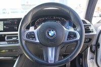 BMW 3シリーズ 320i Mｽﾎﾟｰﾂ ｻｳﾝﾄﾞP ｺﾝﾌｫｰﾄP 1ｵﾅ ﾊｰﾏﾝｶｰﾄﾞﾝ ｱｺｰｽﾃｨｯｸｶﾞﾗｽ ｼｰﾄﾋｰﾀｰ 追従ACC ｽﾃｱﾘﾝｸﾞｻﾎﾟｰﾄ BMWﾗｲﾌﾞｺｯｸﾋﾟｯﾄﾞLEDﾍｯﾄﾞﾗｲﾄ ｵｰﾄﾊｲﾋﾞｰﾑ ﾜｲﾔﾚｽ充電 ｱﾝﾋﾞｴﾝﾄﾗｲﾄ 電動ﾄﾗﾝｸ ｱｯﾌﾟﾙｶｰﾌﾟﾚｲ ﾀｯﾁ画面ﾅﾋﾞ2年保証