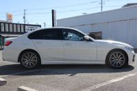 BMW 3シリーズ 320i Mｽﾎﾟｰﾂ ｻｳﾝﾄﾞP ｺﾝﾌｫｰﾄP 1ｵﾅ ﾊｰﾏﾝｶｰﾄﾞﾝ ｱｺｰｽﾃｨｯｸｶﾞﾗｽ ｼｰﾄﾋｰﾀｰ 追従ACC ｽﾃｱﾘﾝｸﾞｻﾎﾟｰﾄ BMWﾗｲﾌﾞｺｯｸﾋﾟｯﾄﾞLEDﾍｯﾄﾞﾗｲﾄ ｵｰﾄﾊｲﾋﾞｰﾑ ﾜｲﾔﾚｽ充電 ｱﾝﾋﾞｴﾝﾄﾗｲﾄ 電動ﾄﾗﾝｸ ｱｯﾌﾟﾙｶｰﾌﾟﾚｲ ﾀｯﾁ画面ﾅﾋﾞ2年保証