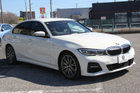 BMW 3シリーズ 320i Mｽﾎﾟｰﾂ ｻｳﾝﾄﾞP ｺﾝﾌｫｰﾄP 1ｵﾅ ﾊｰﾏﾝｶｰﾄﾞﾝ ｱｺｰｽﾃｨｯｸｶﾞﾗｽ ｼｰﾄﾋｰﾀｰ 追従ACC ｽﾃｱﾘﾝｸﾞｻﾎﾟｰﾄ BMWﾗｲﾌﾞｺｯｸﾋﾟｯﾄﾞLEDﾍｯﾄﾞﾗｲﾄ ｵｰﾄﾊｲﾋﾞｰﾑ ﾜｲﾔﾚｽ充電 ｱﾝﾋﾞｴﾝﾄﾗｲﾄ 電動ﾄﾗﾝｸ ｱｯﾌﾟﾙｶｰﾌﾟﾚｲ ﾀｯﾁ画面ﾅﾋﾞ2年保証