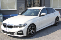 BMW 3シリーズ 320d Xdrive Mｽﾎﾟｰﾂ ﾃﾞﾋﾞｭｰP ｺﾝﾌｫｰﾄP 4WD 真珠色 1ｵｰﾅ ﾋｰﾀｰ黒革 専用ﾌﾞﾙｰｽﾃｯﾁ 19AW LEDﾍｯﾄﾞﾗｲﾄ 追従ACC ｽﾃｱﾘﾝｸﾞｻﾎﾟｰﾄ ｱｯﾌﾟﾙｶｰﾌﾟﾚｲ ﾀｯﾁ画面HDDﾅﾋﾞBMWﾗｲﾌﾞｺｯｸﾋﾟｯﾄﾞ電動ﾄﾗﾝｸ Hi-fiｽﾋﾟｰｶｰ ｱﾝﾋﾞｴﾝﾝﾄﾗｲﾄ 2年保証