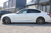BMW 3シリーズ 320d Xdrive Mｽﾎﾟｰﾂ ﾃﾞﾋﾞｭｰP ｺﾝﾌｫｰﾄP 4WD 真珠色 1ｵｰﾅ ﾋｰﾀｰ黒革 専用ﾌﾞﾙｰｽﾃｯﾁ 19AW LEDﾍｯﾄﾞﾗｲﾄ 追従ACC ｽﾃｱﾘﾝｸﾞｻﾎﾟｰﾄ ｱｯﾌﾟﾙｶｰﾌﾟﾚｲ ﾀｯﾁ画面HDDﾅﾋﾞBMWﾗｲﾌﾞｺｯｸﾋﾟｯﾄﾞ電動ﾄﾗﾝｸ Hi-fiｽﾋﾟｰｶｰ ｱﾝﾋﾞｴﾝﾝﾄﾗｲﾄ 2年保証