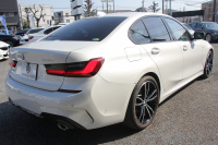 BMW 3シリーズ 320d Xdrive Mｽﾎﾟｰﾂ ﾃﾞﾋﾞｭｰP ｺﾝﾌｫｰﾄP 4WD 真珠色 1ｵｰﾅ ﾋｰﾀｰ黒革 専用ﾌﾞﾙｰｽﾃｯﾁ 19AW LEDﾍｯﾄﾞﾗｲﾄ 追従ACC ｽﾃｱﾘﾝｸﾞｻﾎﾟｰﾄ ｱｯﾌﾟﾙｶｰﾌﾟﾚｲ ﾀｯﾁ画面HDDﾅﾋﾞBMWﾗｲﾌﾞｺｯｸﾋﾟｯﾄﾞ電動ﾄﾗﾝｸ Hi-fiｽﾋﾟｰｶｰ ｱﾝﾋﾞｴﾝﾝﾄﾗｲﾄ 2年保証