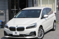 BMW 2シリーズ 218d Xdrive ｸﾞﾗﾝﾂｱﾗｰ ﾗｸﾞｼﾞｭｱﾘｰ 後期 4WD 真珠色 ﾌｪｲｽﾘﾌﾄ後 3列7人乗 ADｱｸﾃｨﾌﾞｾｰﾌﾃｨ&ｺﾝﾌｫｰﾄP 追従ACC HUD ﾋｰﾀｰ黒革 ﾌﾙｾｸﾞTV ﾌﾛﾝﾄ&ｻｲﾄﾞｶﾒﾗ 電動ﾄﾗﾝｸ LEDﾍｯﾄﾞﾗｲﾄ ﾀｯﾁ画面HDDﾅﾋﾞPｱｼｽﾄ 衝突軽減ﾌﾞﾚｰｷ 車線逸脱&歩行者警告 2年保証