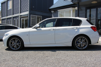 BMW 1シリーズ M140i 後期 340馬力 直6ﾀｰﾎﾞB58新ｴﾝｼﾞﾝ ﾋｰﾀｰ赤革 LEDﾍｯﾄﾞﾗｲﾄ ｱﾀﾞﾌﾟﾃｨﾌﾞMｻｽ 専用ﾌﾞﾚｰｷ 18AW HDDﾅﾋﾞ衝突軽減ﾌﾞﾚｰｷ 車線逸脱警告 歩行者警告 ﾌﾞﾚｰｷ付ｸﾙｺﾝ 専用ｴｱﾛ 後輪駆動 2年保証